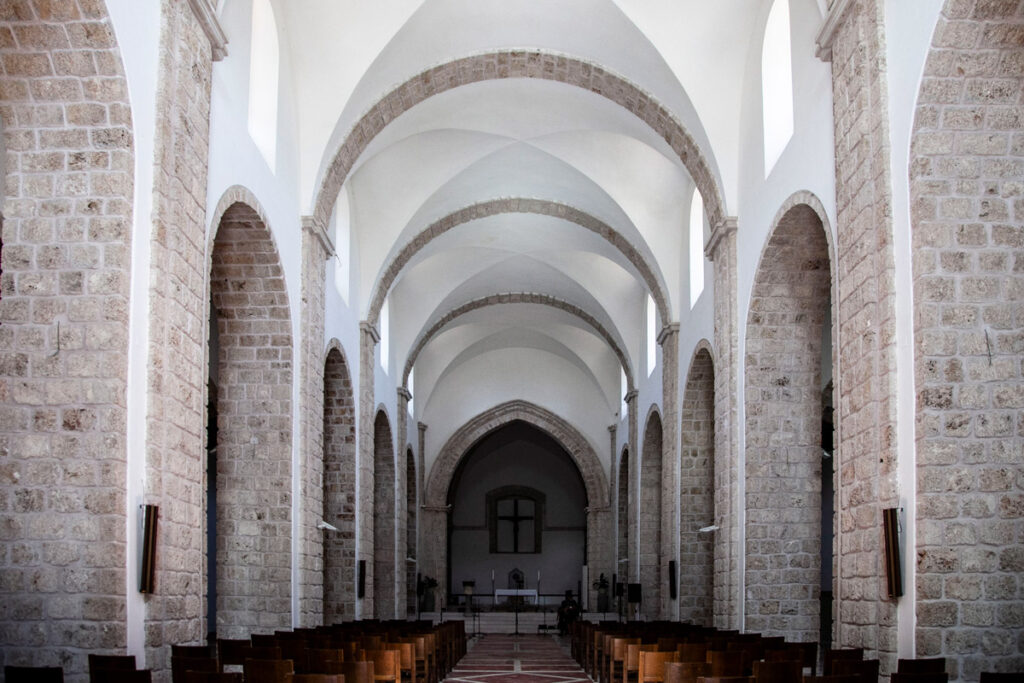 Interni della chiesa del XII secolo a San Vincenzo