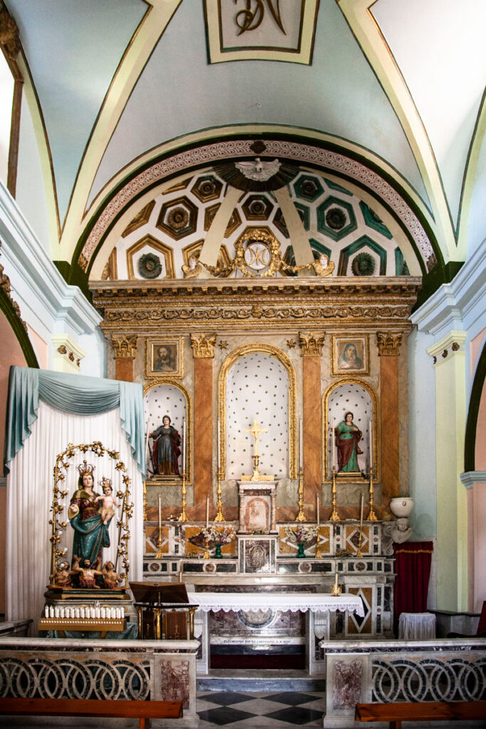 Interni della chiesa della Madonna delle Grazie - Carpinone