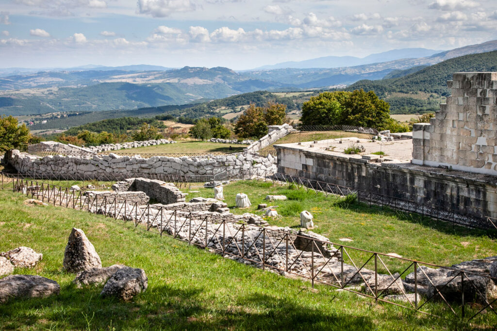Le mura e i resti del teatro e tempio grande