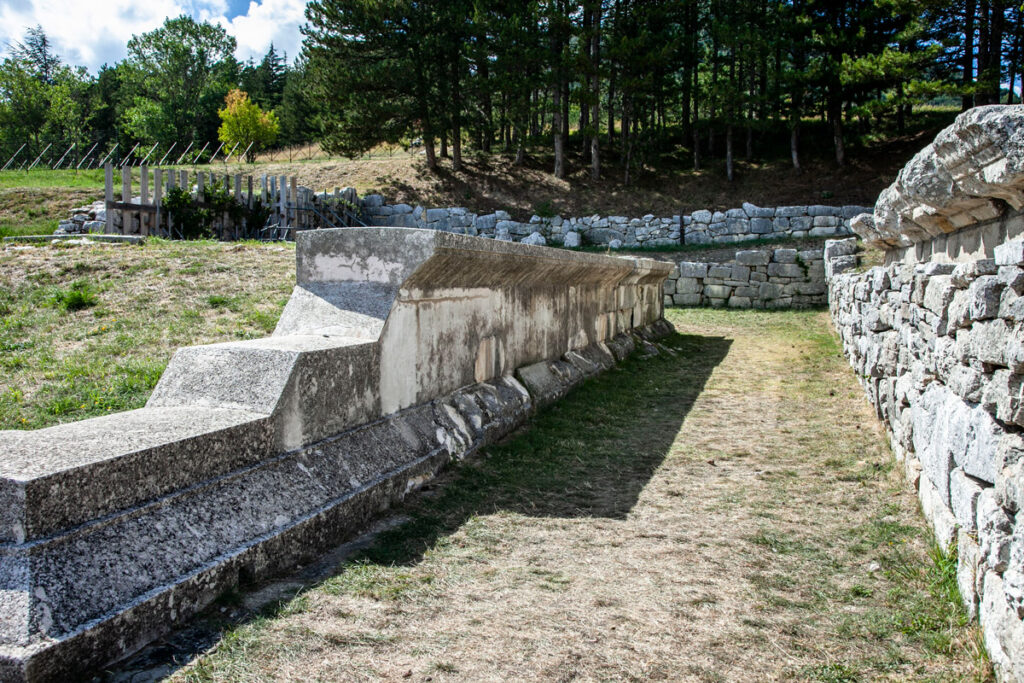 Le mura in pietra del tempio piccolo