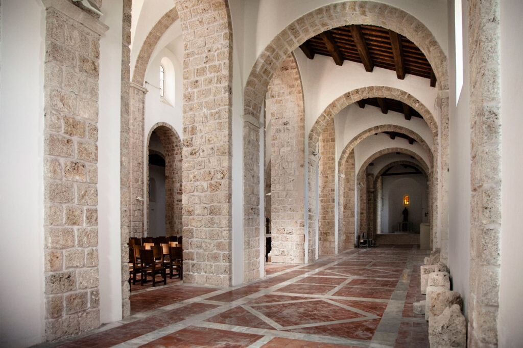 Navata destra della chiesa del XII secolo - San Vincenzo al Volturno