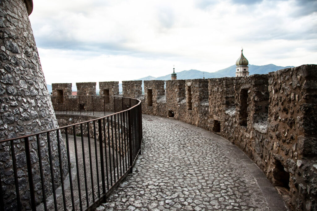 Passeggiata sul camminamento di ronda del castello Pandone
