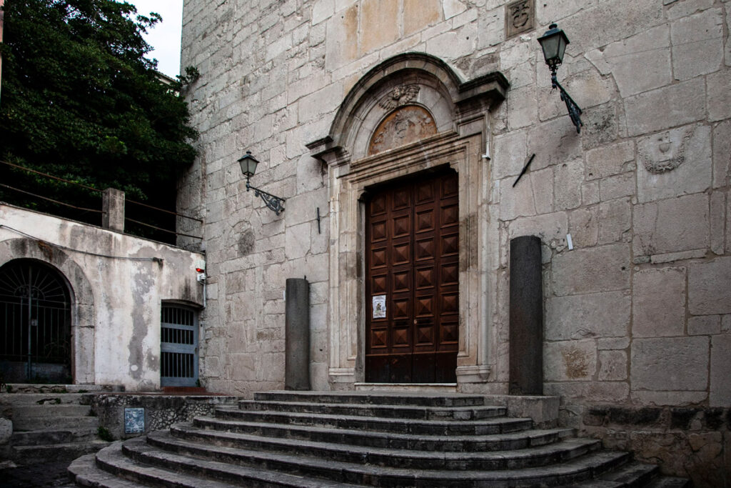 Scalinata e portone d'ingresso alla chiesa dell'Annunziata