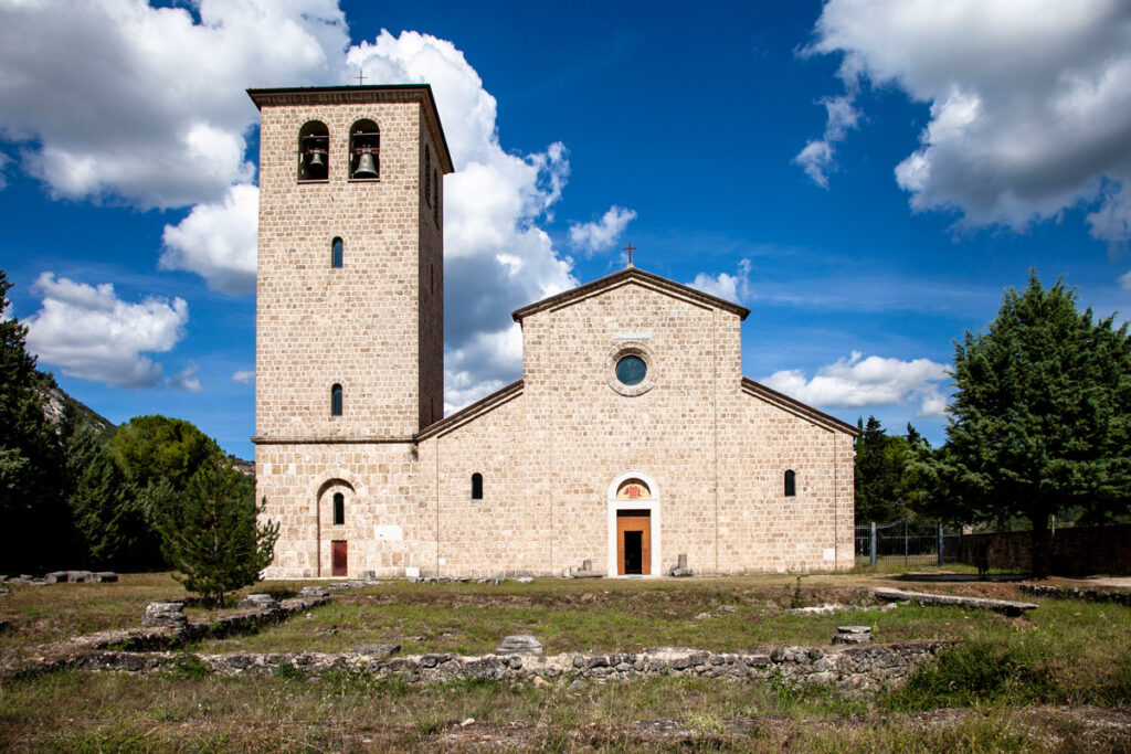 Una delle chiese costruite a San Vincenzo - Storia con numerose chiese e abbazie