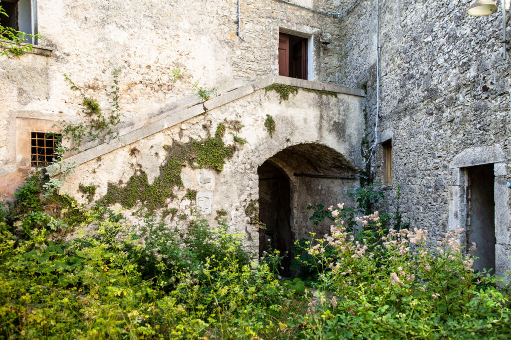 Scalinata verso il piano nobile - castello Caldora di Carpinone