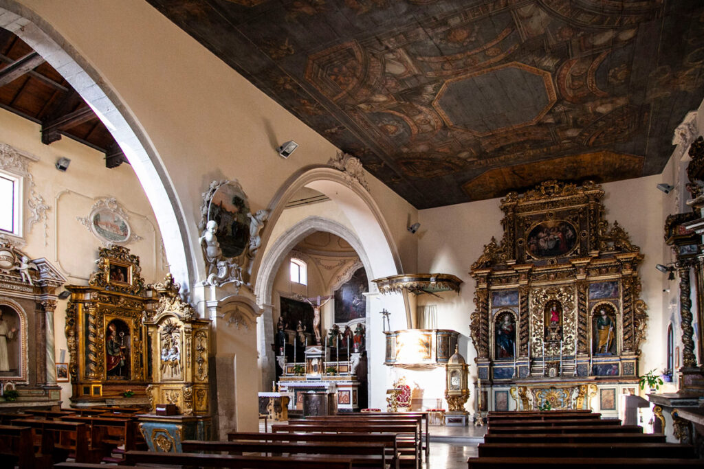 Due navate irregolari della chiesa di Sant'Emidio
