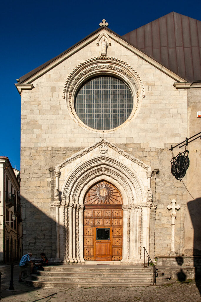 Facciata con portone ogivale e grande rosone della chiesa di Sant'Emidio