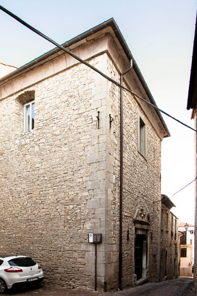Facciata della strana chiesa di Santa Croce - Agnone