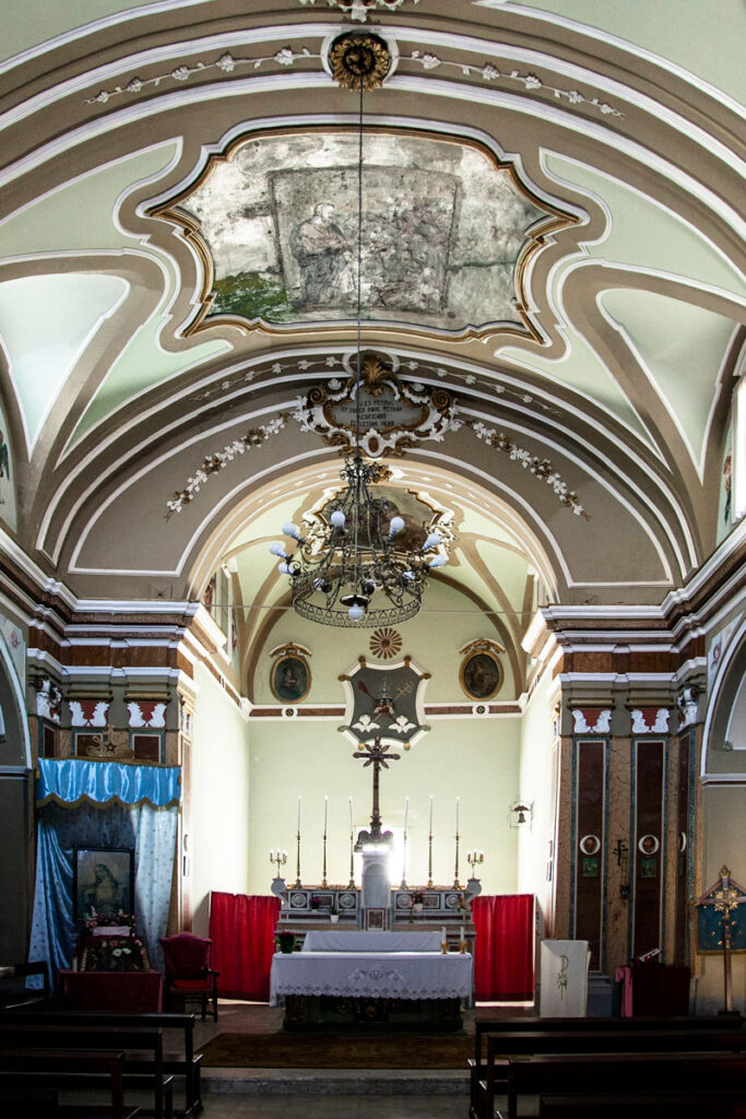 Interni della chiesa di San Pietro Apostolo