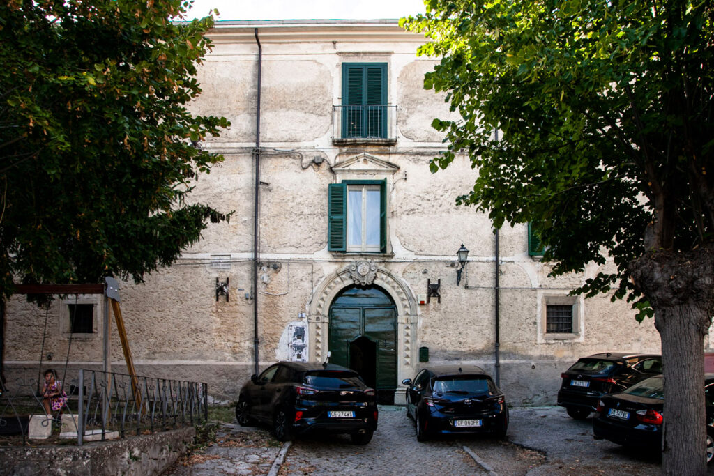 Palazzo Tirone - Facciata in mezzo agli alberi
