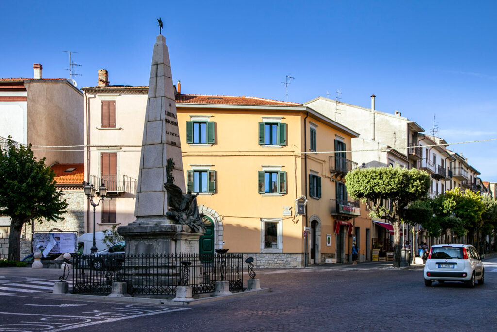 Piazza Vittoria di Agnone e monumento a Libero Serafini