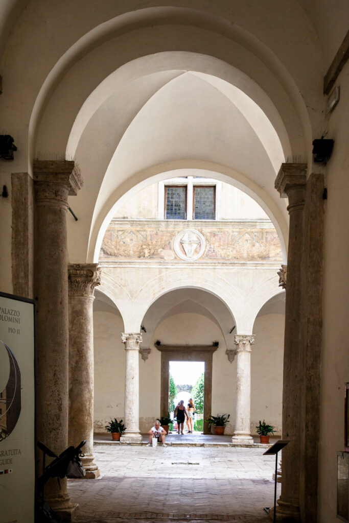 Archi verso il giardino pensile del palazzo Piccolomini