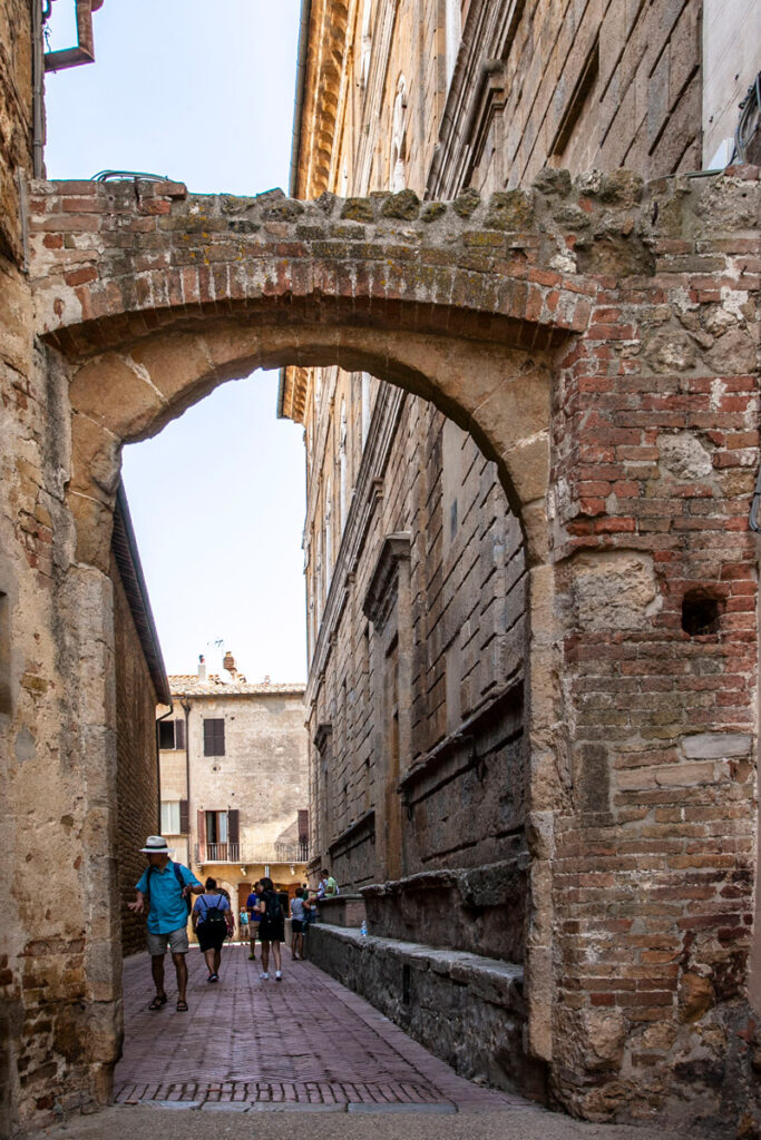 Arco del palazzo Piccolomini verso il punto panoramico