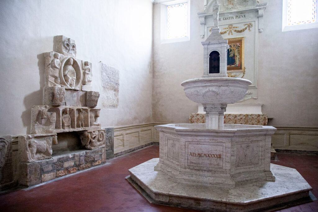 Cappella del Battistero con la fonte battesimale e vecchia architrave