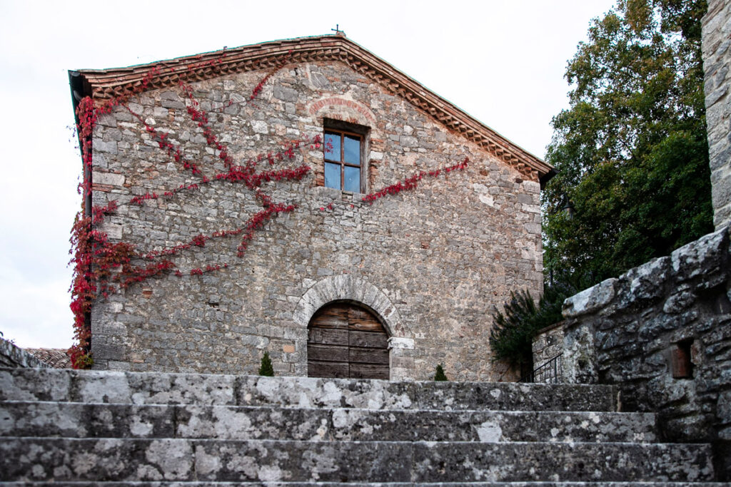 Chiesa di San Simeone sopra la scalinata novecentesca - Rocca d'Orcia
