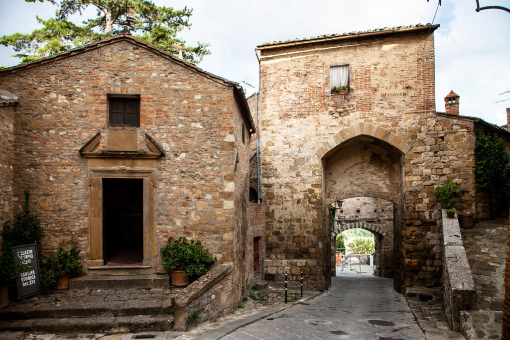 Chiesetta e porta delle Farine - Cosa vedere a Montepulciano