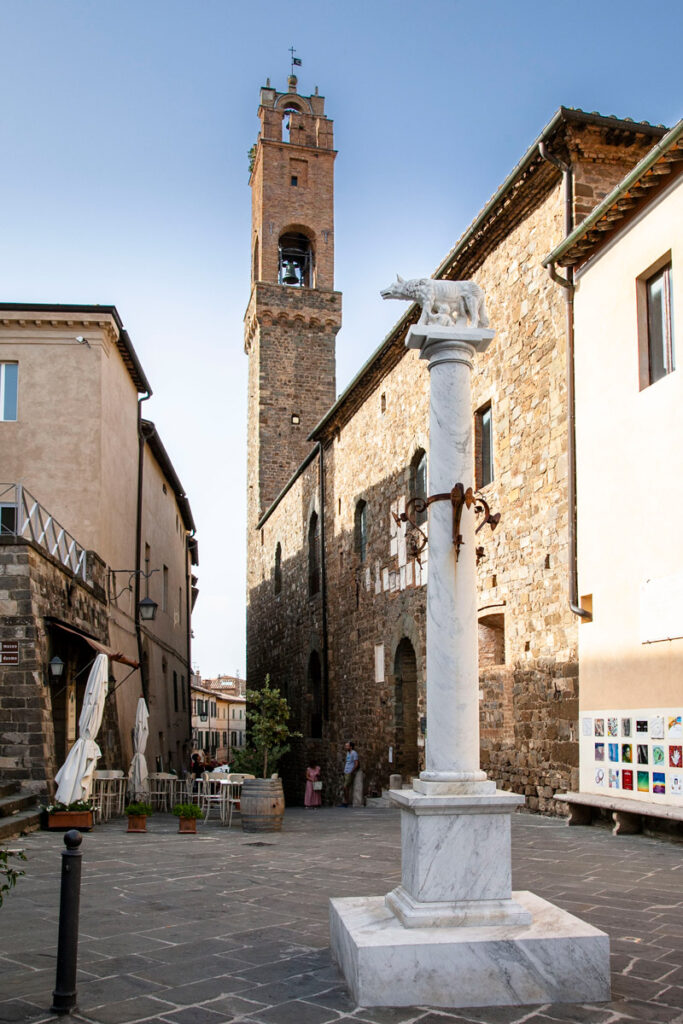 Colonna pretoria di Montalcino - Colonna con la statua della lupa