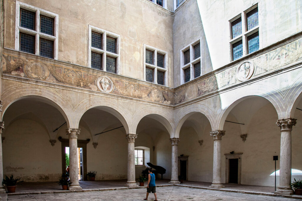 Cortile interno del palazzo Piccolomini con porticato