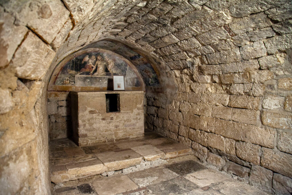 Cripta della chiesa abbaziale di Sant'Antimo con altare contenente le reliquie di Sant'Antimo