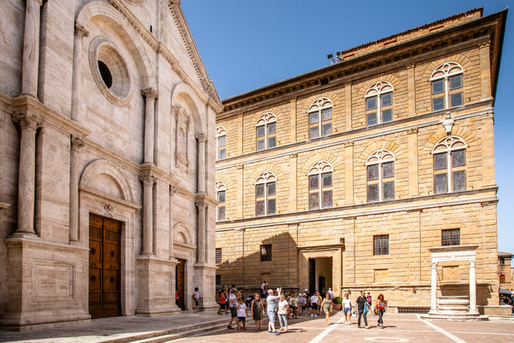 Facciata del palazzo Piccolomini su piazza Pio II