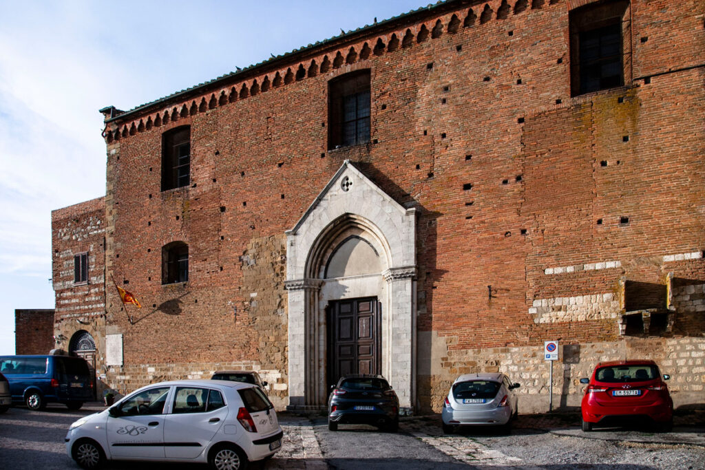 Facciata della chiesa di San Francesco di Montepulciano e portale gotico