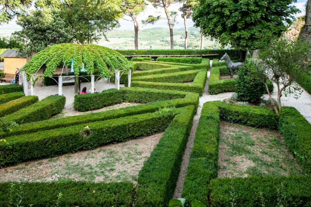 I curati giardini della fortezza Medicea