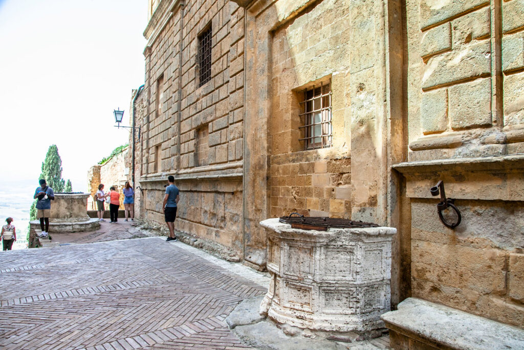 I pozzi esterni al palazzo Piccolomini