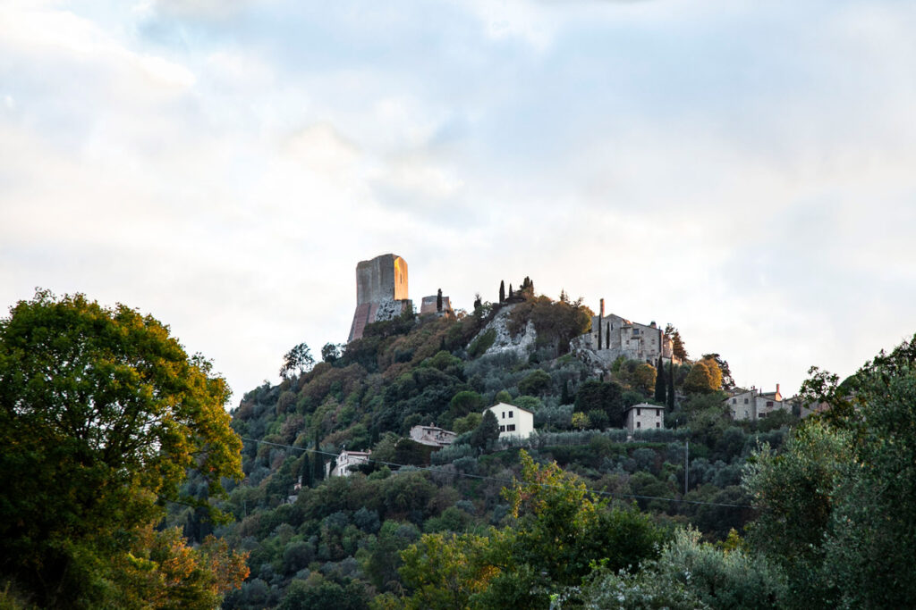 Il borgo di Rocca d'Orcia sotto alla rocca di Tentennano