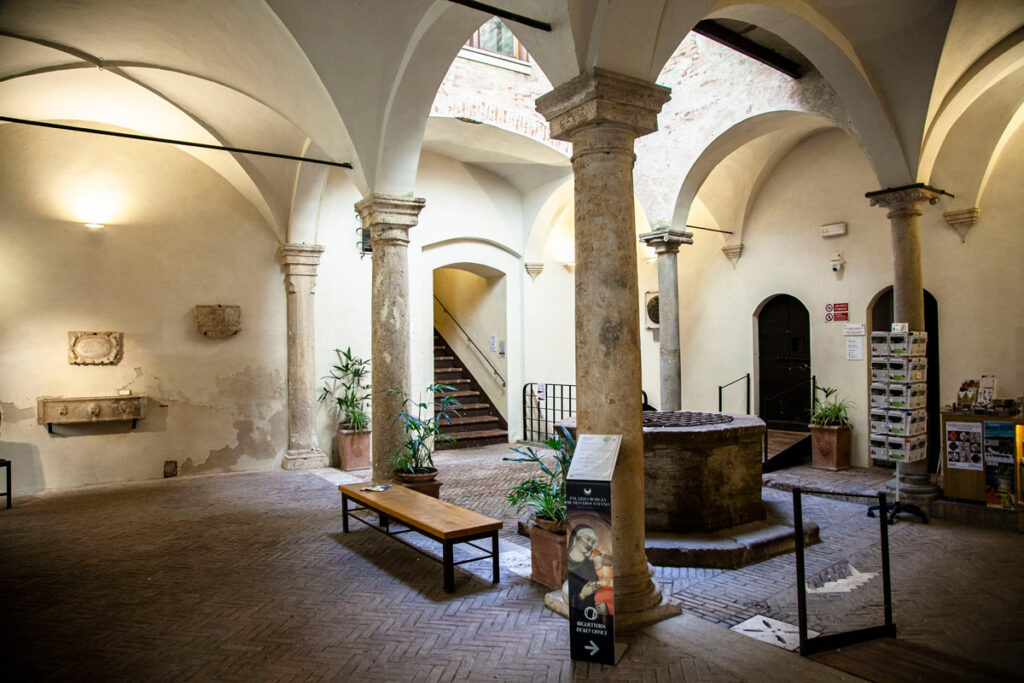 Interni del palazzo Borgia di Pienza