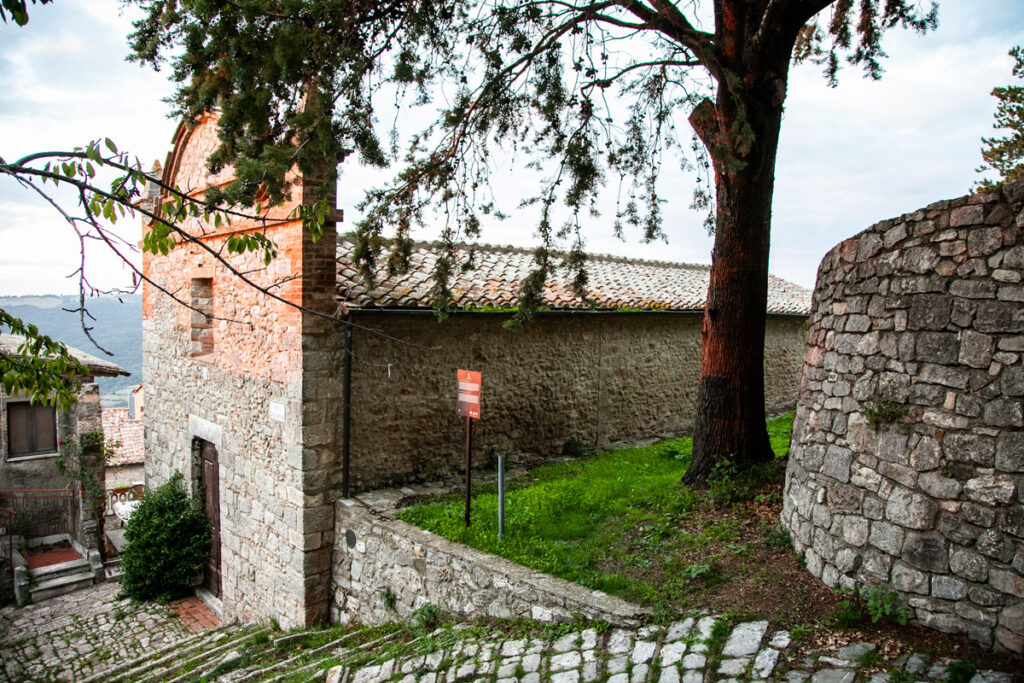 La chiesa di San Sebastiano lungo la scalinata