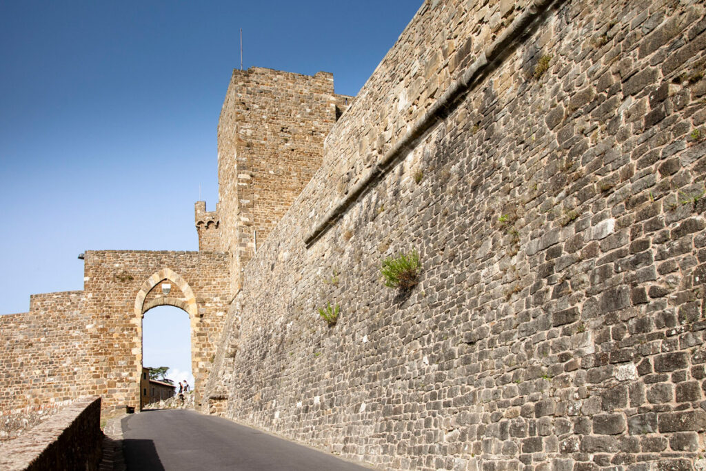 La porta al Cassero e le mura di Montalcino