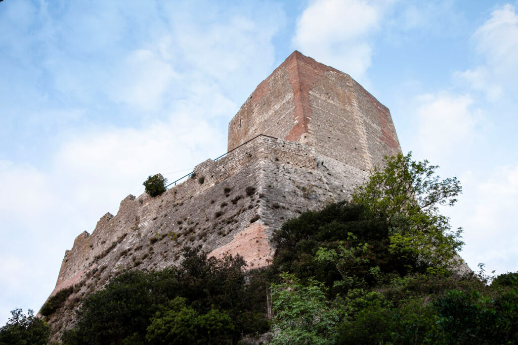 La torre della rocca di Tentennano sopra uno sperone roccioso