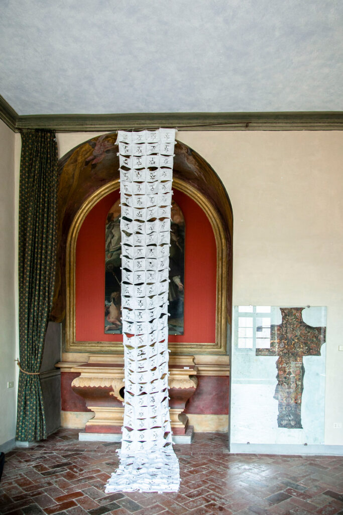 Piccola cappella e croce affrescata - Palazzo Chigi