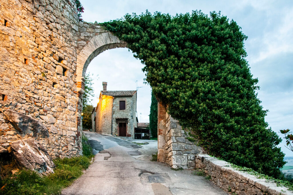 Porta Senese di Rocca d'Orcia avvolta dalla vegetazione