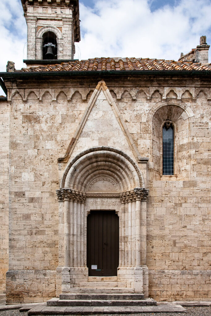 Portale classico e gotico del 1298 nella pieve dei Santi Quirico e Giulitta