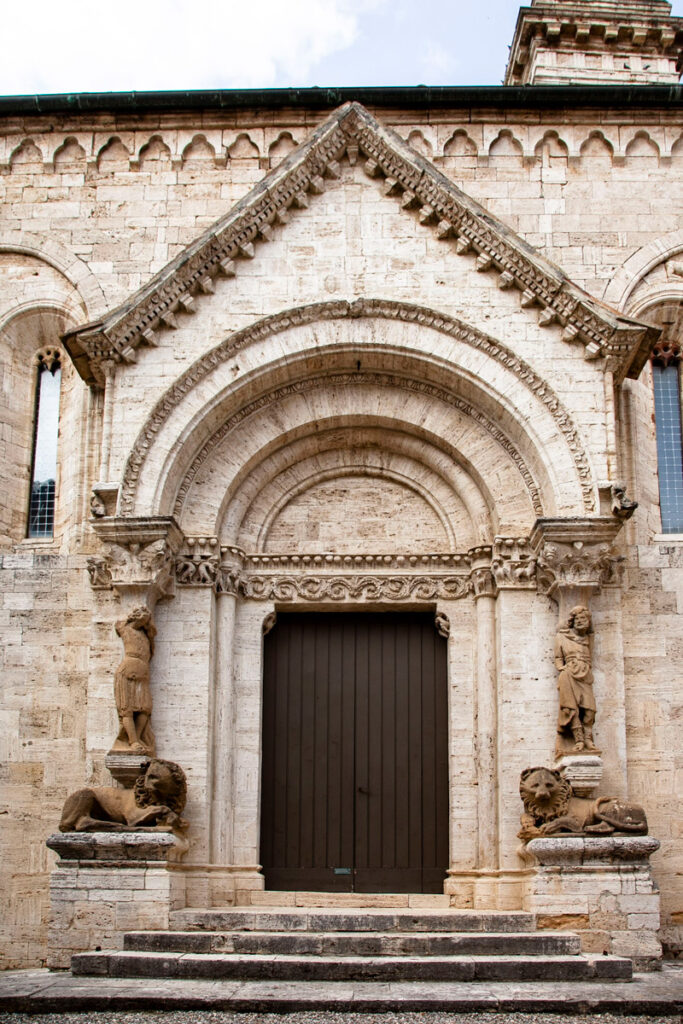 Portale sul lato destro della pieve dei Santi Quirico e Giulitta - XII secolo con cariatidi e leoni