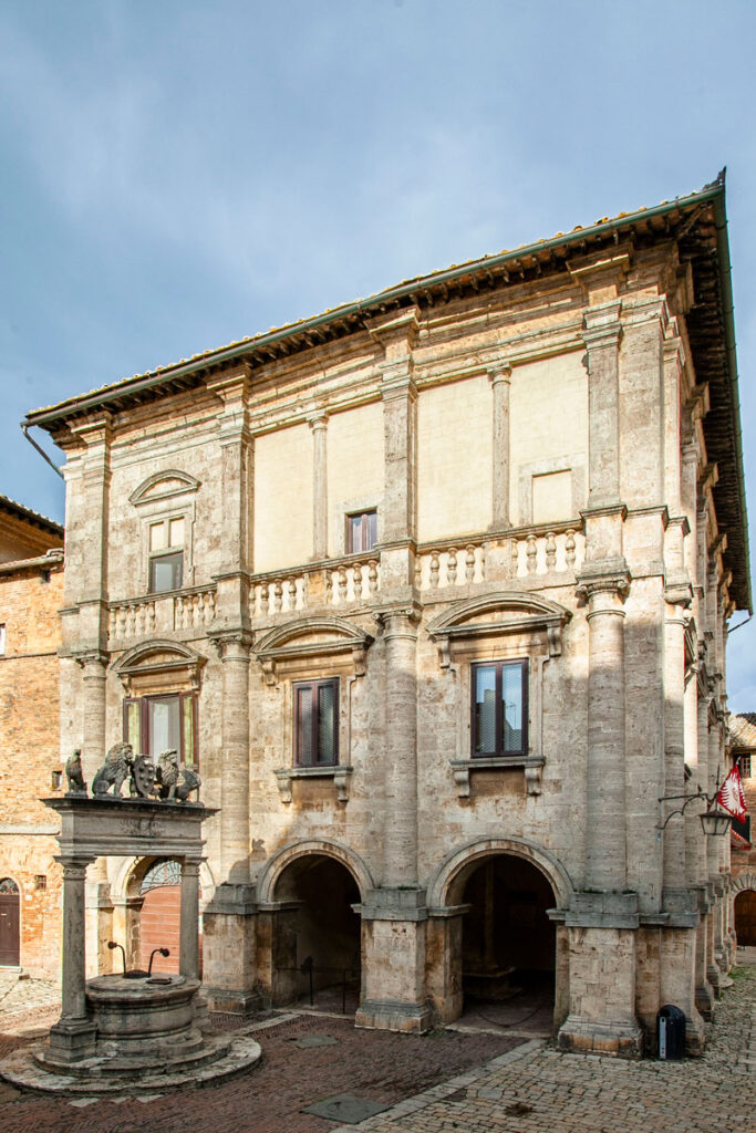 Pozzo dei Griffi e dei Leoni e Palazzo Nobili Tarugi - Piazza Grande