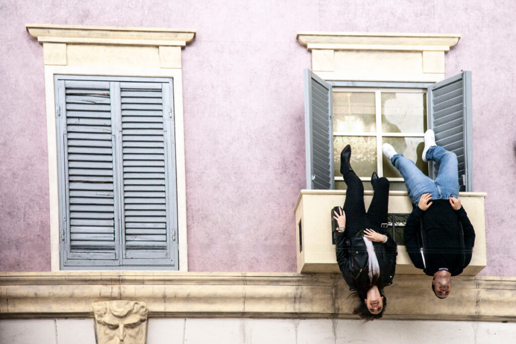 Ragazzi che cadono dal balcone in mostra a Palazzo Reale - Milano