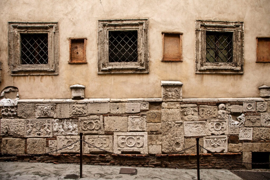 Targhe e lapidi sulla facciata di palazzo Bucelli