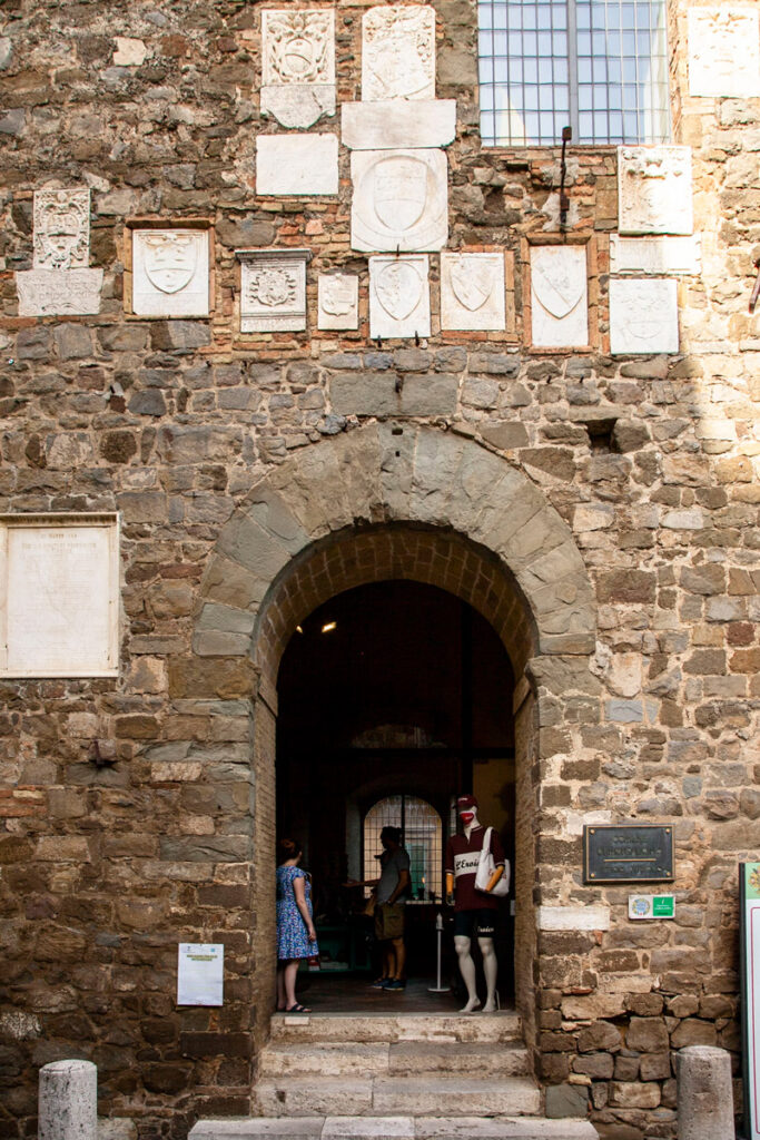Targhe sulla facciata del palazzo dei Priori