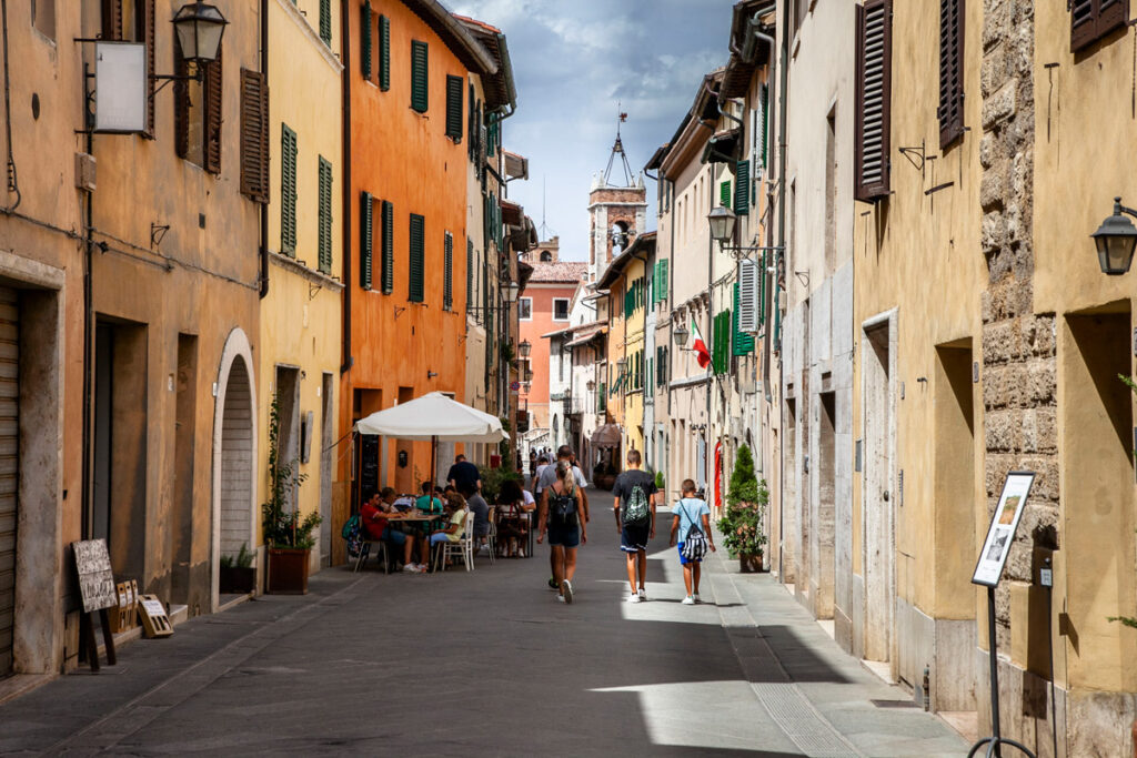 Via Dante Alighieri - Passeggiata nel centro storico del borgo