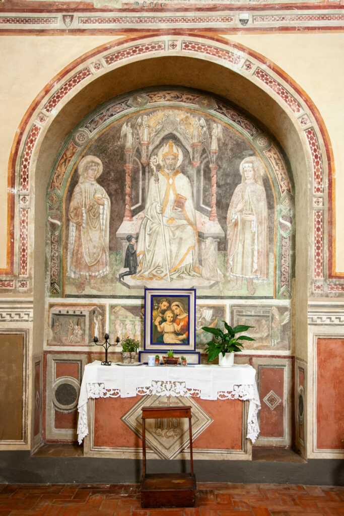 Affresco su altare laterale della chiesa dei Santi Leonardo e Cristoforo