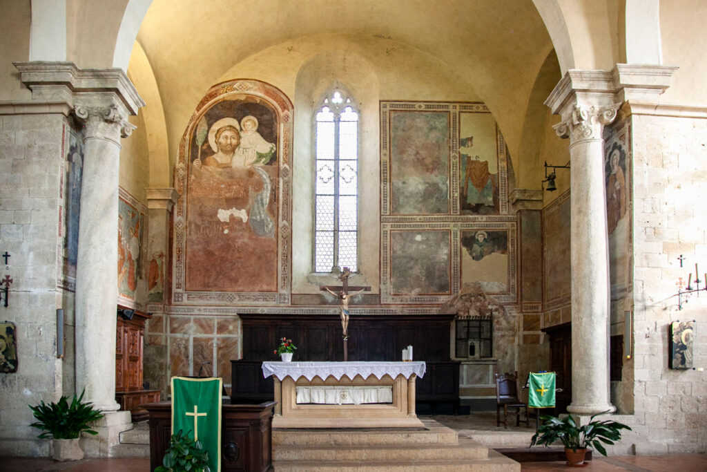 Altare e affreschi della chiesa dei Santi Leonardo e Cristoforo - Monticchiello