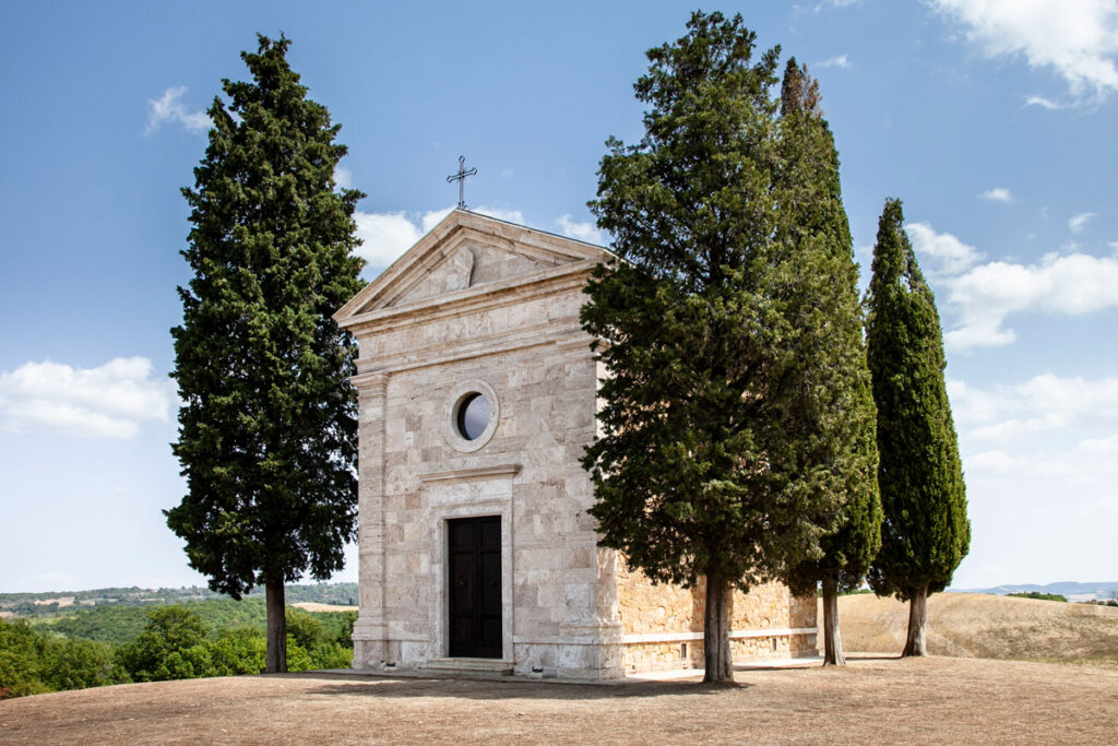 Cappella della Madonna di Vitaleta come sfondo per fotografie di matrimonio