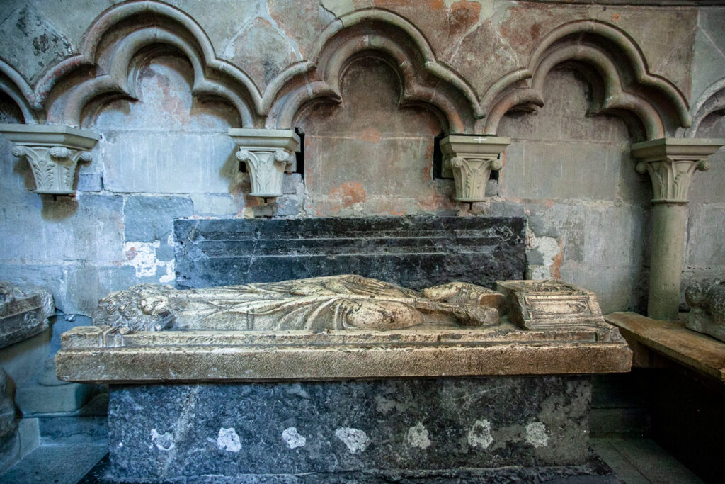Tomba dentro alla cattedrale di Notre-Dame