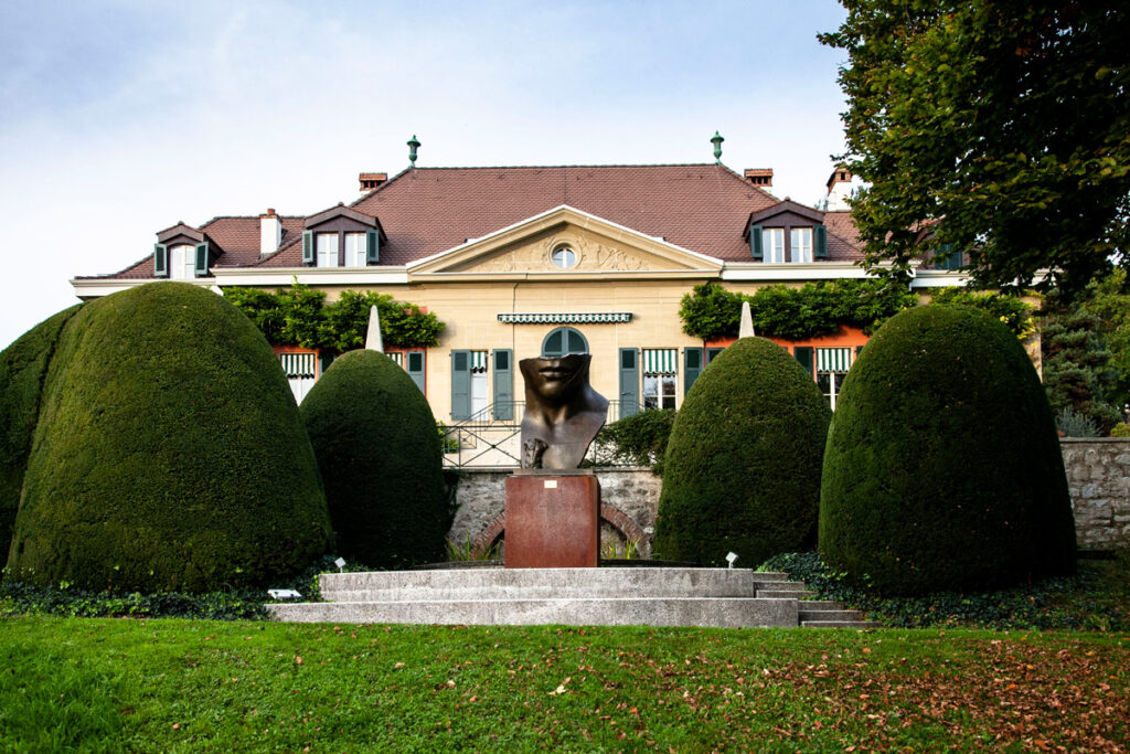 Villa Olimpica tra sculture e verde