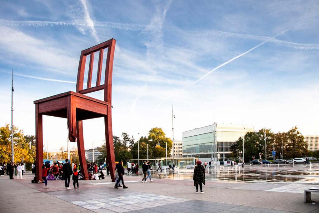Broken Chair - Installazione artistica davanti al palazzo delle Nazioni di Ginevra