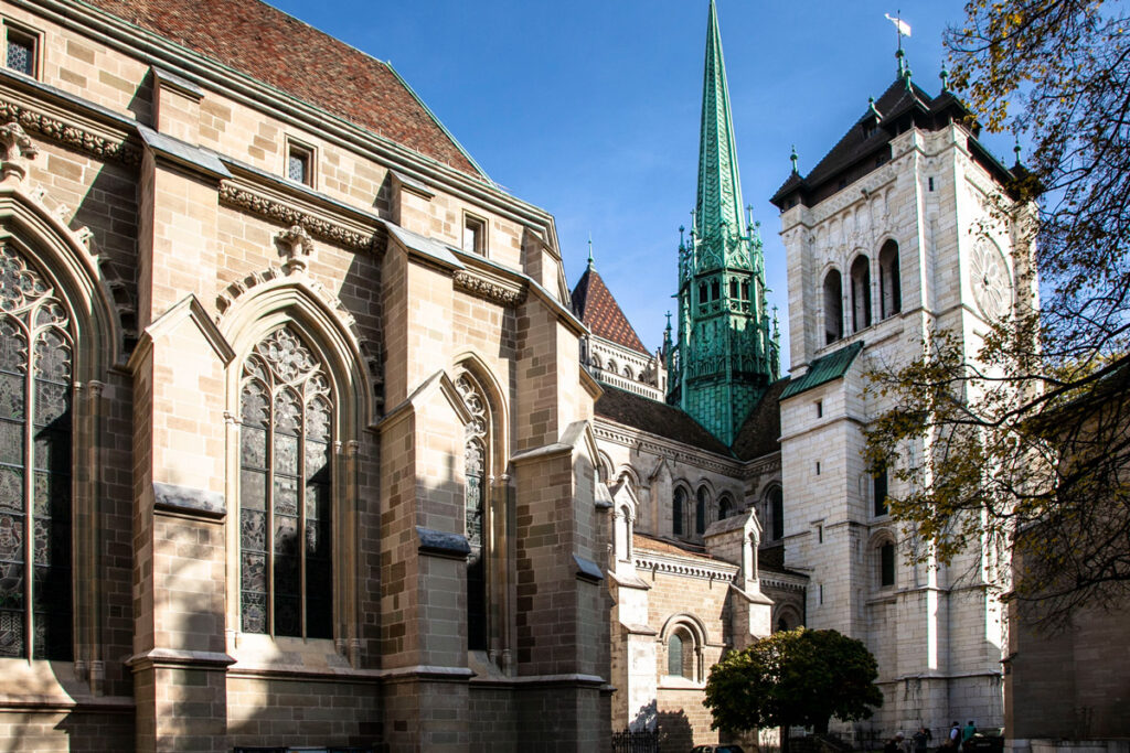 Campanile e finestroni della cattedrale di Ginevra
