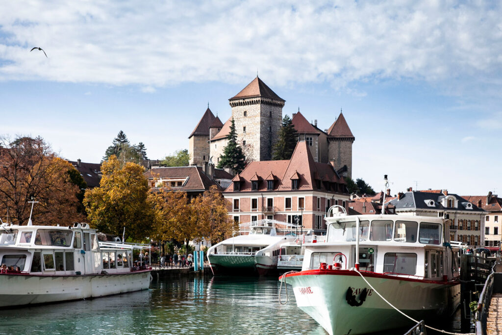 Castello di Annecy su centro storico e fiume Thiou