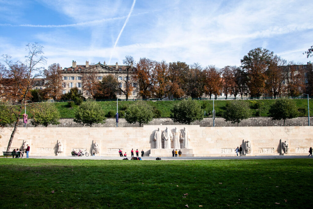 Il muro dei Riformatori nel parco dei Bastioni lungo 100 metri